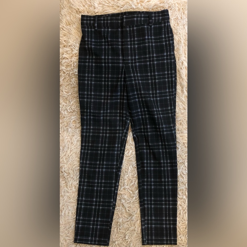 Forever 21 black and white slacks front zipper and clasp.
